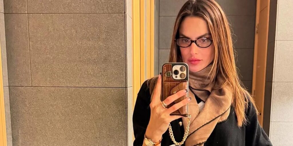 Το Τόκιο απολαμβάνει η Αλεσάντρα Αμπρόσιο - Φωτογραφήθηκε γυμνή μέσα σε τζακούζι