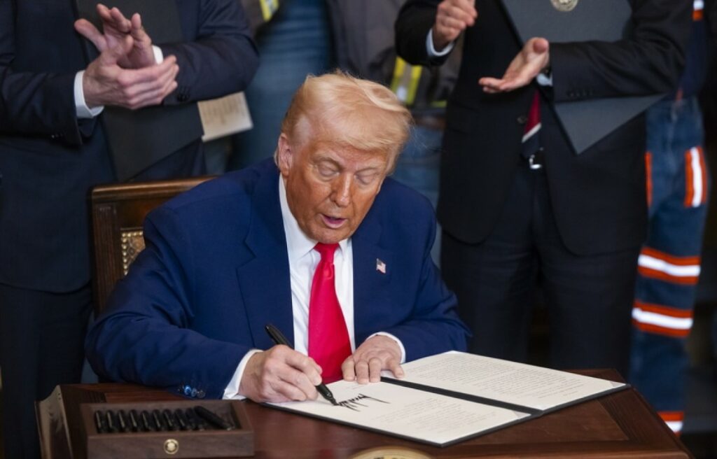 Tραμπ: Καταργεί τους περιορισμούς στην πίεση του νερού, ώστε «να κάνει τα ντους μεγάλα ξανά»