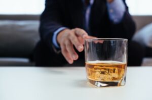 Η υπερβολική κατανάλωση αλκοόλ συνδέεται με πρόωρα και πιο σοβαρά εγκεφαλικά