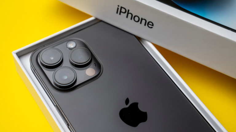 Το κόλπο της Apple για να αποφύγει τους δασμούς – Μετέφερε 600 τόνους iPhones αεροπορικώς από την Ινδία