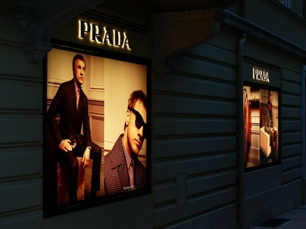 Η Prada προχωρά στην εξαγορά της Versace έναντι 1,38 δισ. δολαρίων, παρά τους δασμούς