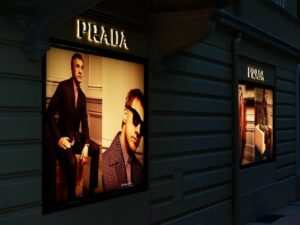 Η Prada προχωρά στην εξαγορά της Versace έναντι 1,38 δισ. δολαρίων, παρά τους δασμούς