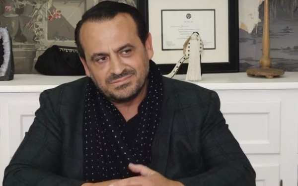 Βασίλης Ζούλιας για το «Emily in Paris»: Η καριέρα μου άλλαξε μέσα σε μία νύχτα από εκείνο το σακάκι με τα κίτρινα λουλούδια