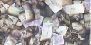 Έκαψαν βαν με μετρητά στην Κολομβία – Οι κάτοικοι έσπευσαν να μαζέψουν τα χρήματα