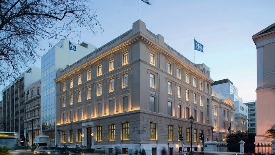 Η Alpha Bank χρηματοδοτεί τη νέα εποχή της Στοάς Αρσακείου