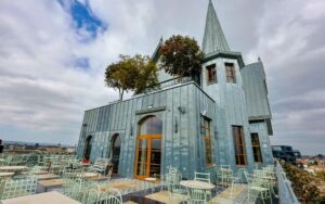 Maison Heler: Το νέο σουρεαλιστικό ξενοδοχείο του Philippe Starck στη Γαλλία