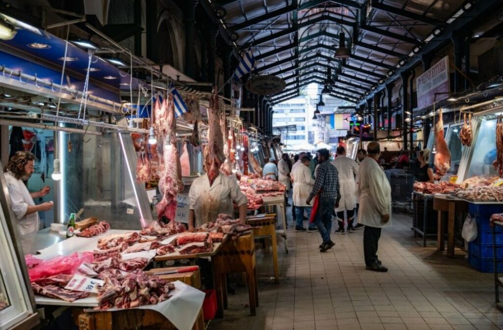 Βαρβάκειος αγορά: Αυξημένη κίνηση ενόψει του Πάσχα - Οι τιμές σε αρνί και κατσίκι