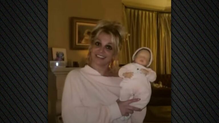 Μπρίτνεϊ Σπίαρς: Πήγε διακοπές με μία κούκλα – Ανησυχία προκαλεί η συμπεριφορά της