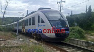 Χαλκίδα: Σύγκρουση Προαστιακού με φορτηγό που παραβίασε τη διάβαση και... βρέθηκε πάνω στις γραμμές - ΒΙΝΤΕΟ