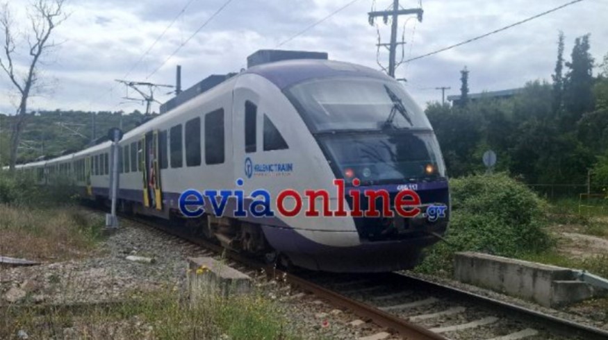 Χαλκίδα: Σύγκρουση Προαστιακού με φορτηγό που παραβίασε τη διάβαση και... βρέθηκε πάνω στις γραμμές - ΒΙΝΤΕΟ