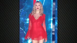 Η Γαρυφαλλιά Καληφώνη εντυπωσίασε με κόκκινο μίνι φόρεμα στο νυχτερινό κέντρο που εμφανίζεται ο Χρήστος Μάστορας