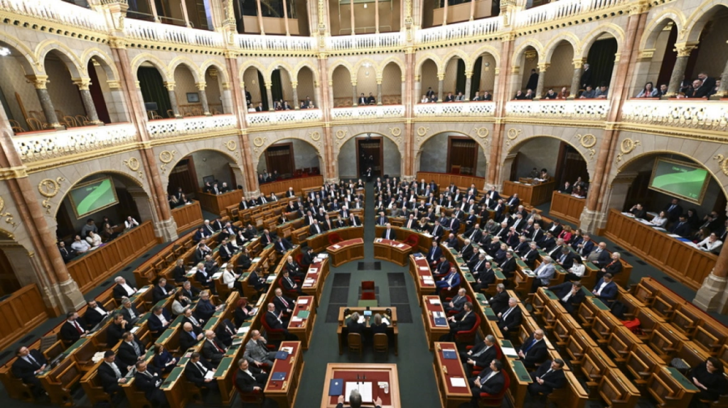 Ουγγαρία: Πέρασαν στο Κοινοβούλιο οι συνταγματικές τροπολογίες κατά των ΛΟΑΤΚΙ