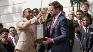 Επική γκάφα από τον Τζέι Ντι Βανς: Έσπασε το τρόπαιο του Οχάιο Στέιτ στον Λευκό Οίκο - ΒΙΝΤΕΟ