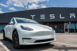 Οι μεγάλοι κερδισμένοι από την πτώση της Tesla