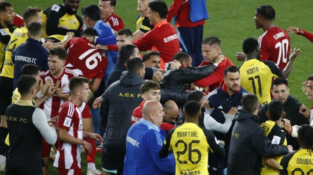 Ολυμπιακός-ΑΕΚ: «Καμπάνα» τριών αγωνιστικών σε Μαρσιάλ, Μουκουντί, Κάρμο και Πασχαλάκη για τα επεισόδια μετά το ματς