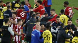 Ολυμπιακός-ΑΕΚ: «Καμπάνα» τριών αγωνιστικών σε Μαρσιάλ, Μουκουντί, Κάρμο και Πασχαλάκη για τα επεισόδια μετά το ματς