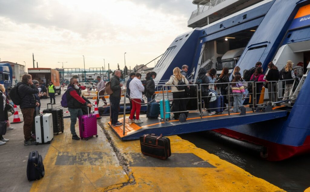 Πάσχα: Αυξημένη η κίνηση στα λιμάνια της Αττικής - Πάνω από 22.000 επιβάτες αναχωρούν σήμερα από τον Πειραιά