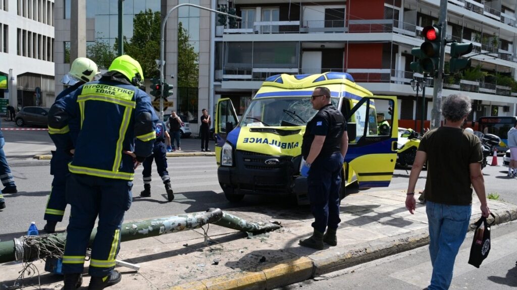 Πανικός στο Παγκράτι: Ασθενοφόρο συγκρούστηκε με ΙΧ και έπεσε σε κολώνα - Δύο πεζοί τραυματίες