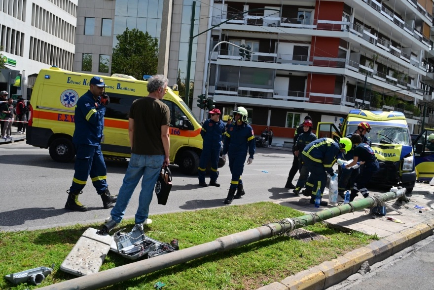 Πανικός στο Παγκράτι: Ασθενοφόρο συγκρούστηκε με ΙΧ και έπεσε σε κολώνα - Δύο πεζοί τραυματίες