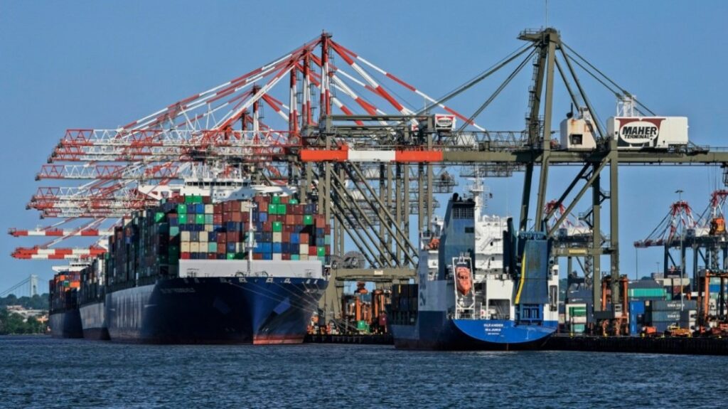 Τραμπ: Βάζει «ταρίφα» σε πλοία που συνδέονται με την Κίνα και θα ελλιμενίζονται σε αμερικανικά λιμάνια