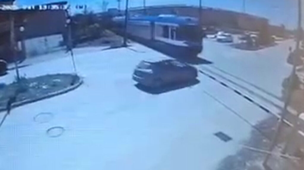 Βίντεο από τη σύγκρουση του Προαστιακού με ΙΧ στην Πάτρα - Το όχημα φαίνεται να παραβίασε την κλειστή μπάρα