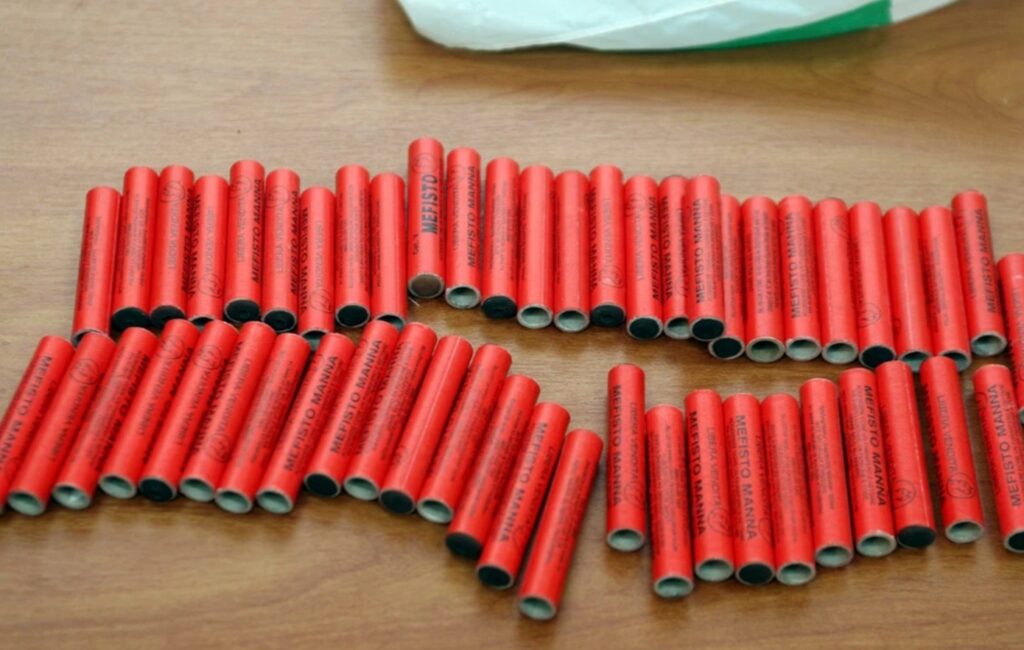 Συνέλαβαν έμπορο που πουλούσε κροτίδες μέσω εφαρμογής στο Ιντερνετ- Τραυματίστηκε 15χρονος από φωτοβολίδα στην Κάλυμνο