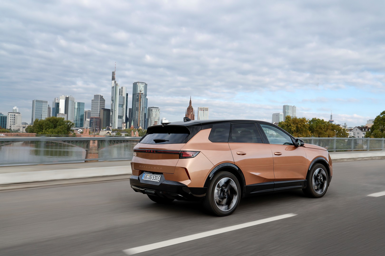 Opel Grandland: Τι συμβολίζουν οι... καρχαρίες στο εσωτερικό του;