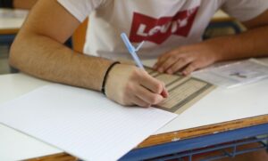Πανελλαδικές εξετάσεις: Αντίστροφη μέτρηση για τους υποψήφιους - Πότε κλείνουν Γυμνάσια και Λύκεια