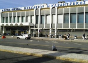 Ηράκλειο: Tουρίστας άναψε τσιγάρο στην πίστα του αεροδρομίου και συνελήφθη