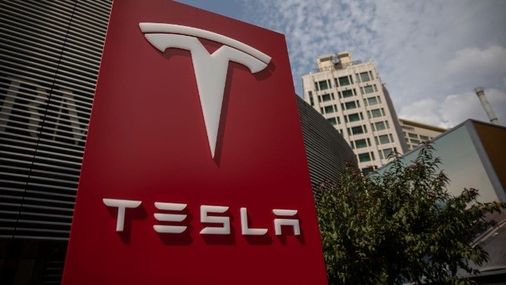 Tesla: Ο Μασκ και τα ρομποταξί μπροστά σε πολιτικές πιέσεις και επενδυτικές προσδοκίες