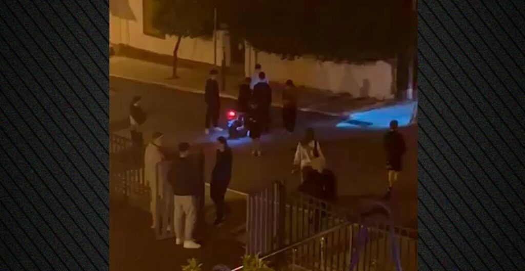 Πόρος: Παρέα νεαρών πετάει βαρελότα σε 85χρονη - «Δεν είναι η πρώτη φορά», καταγγέλλει ο γιος της