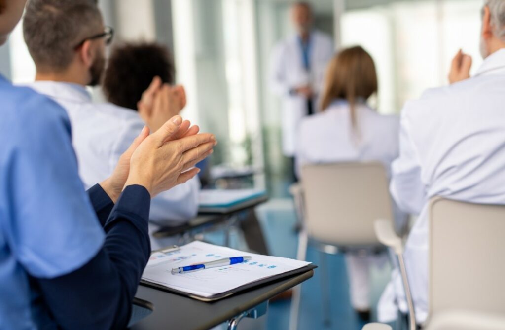 Brain drain: Ποιες χώρες προτιμούν οι Έλληνες γιατροί - Πόσοι έχουν φύγει την τελευταία δεκαετία