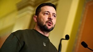 Ζελένσκι: πιστρέφει εκτάκτως στην Ουκρανία μετά τα ρωσικά πλήγματα στο Κίεβο
