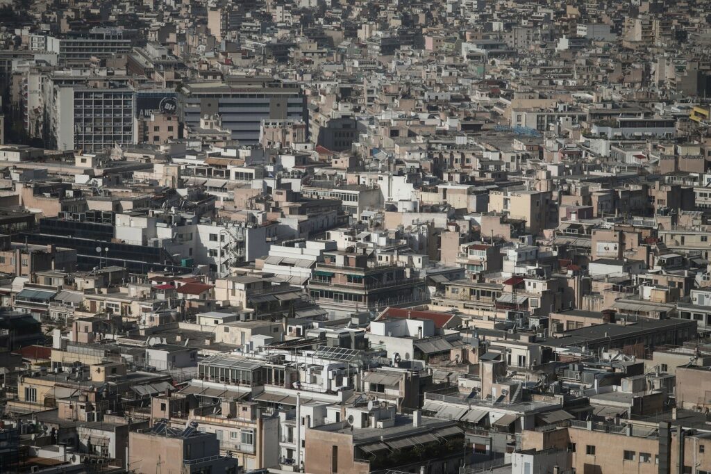 Κοινωνική Αντιπαροχή: Πώς θα αξιοποιηθούν δημόσια ακίνητα που μένουν ανεκμετάλλευτα και ποιοι θα είναι δικαιούχοι – 11+1 ερωτήσεις και απαντήσεις 