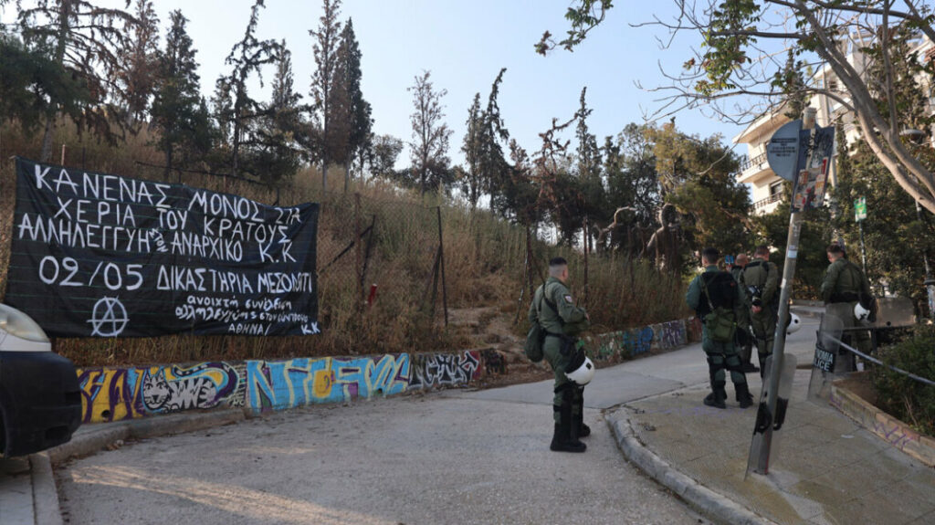 Αστυνομική επιχείρηση στον λόφο του Στρέφη στα Εξάρχεια -Εκκένωσαν κατάληψη, έξι προσαγωγές