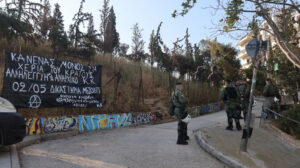 Αστυνομική επιχείρηση στον λόφο του Στρέφη στα Εξάρχεια -Εκκένωσαν κατάληψη, έξι προσαγωγές