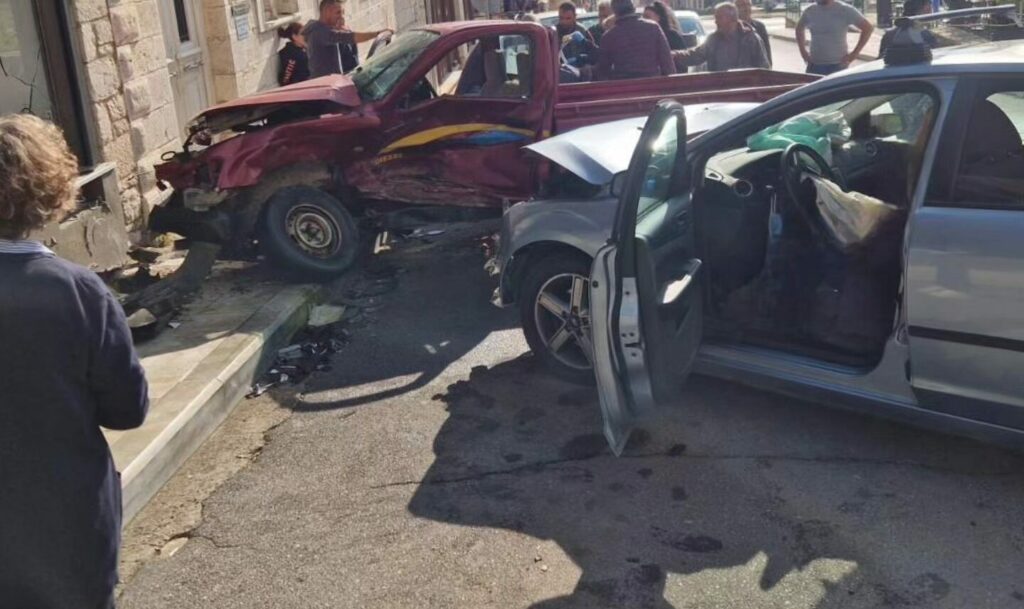 Τροχαίο δυστύχημα στο Λεβίδι: Ηλικιωμένος μπήκε ανάποδα σε πλατεία και συγκρούστηκε με αγροτικό - Νεκρή η συνοδηγός