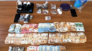 Μενίδι: Ναρκέμπορος δεχόταν πελάτες στη μεζονέτα του και τους κατέβαζε με κουβά «βραστή» κοκαΐνη - Πέντε συλλήψεις από την ΕΛΑΣ