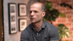 Άγγελος Μπασινάς για το διαζύγιό του: Στην αρχή ήταν ανυπόφορο, με ενοχλεί που μπαίνω σπίτι και δεν βλέπω τα παιδιά