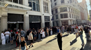 Χάος με ουρές στα ανταλλακτήρια από τουρίστες στην Ισπανία για να πάρουν ευρώ