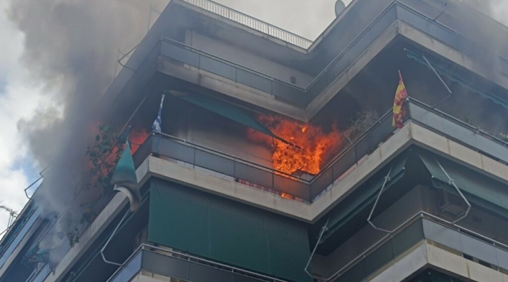 Φωτιά σε διαμέρισμα στην Μεσογείων - Απεγκλώβισαν μία ηλικιωμένη