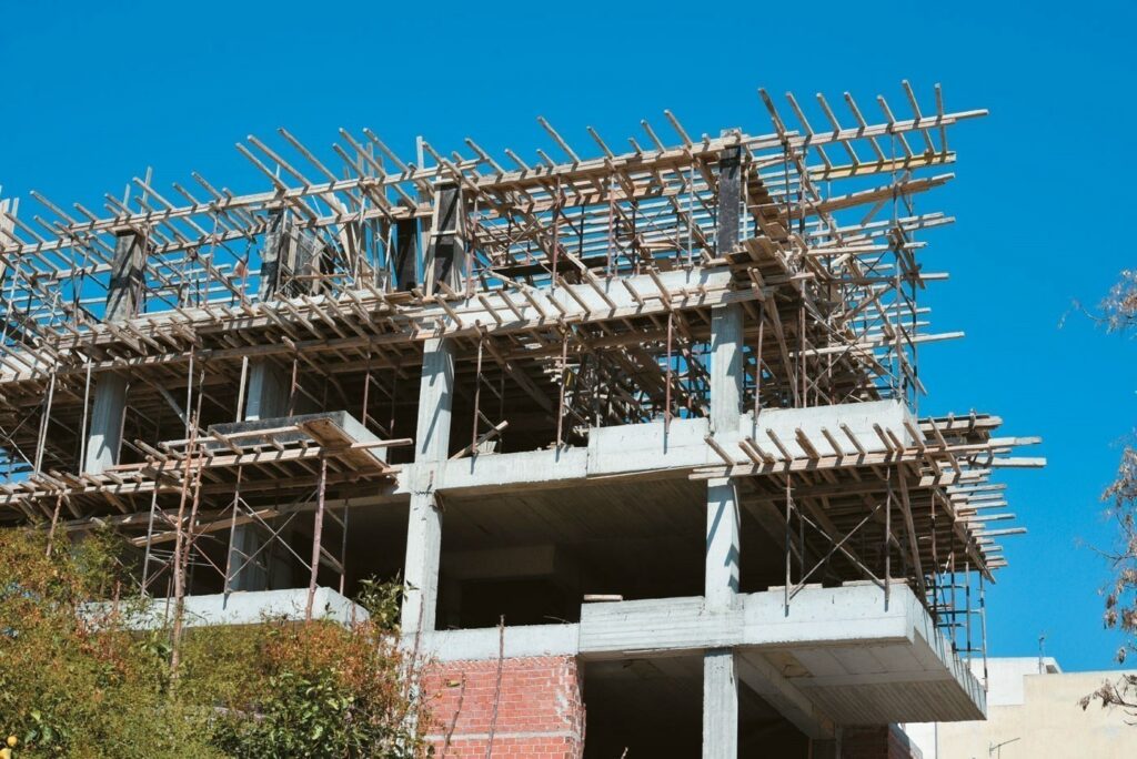 ΕΛΣΤΑΤ: Ισχυρή μείωση στις οικοδομικές άδειες το α