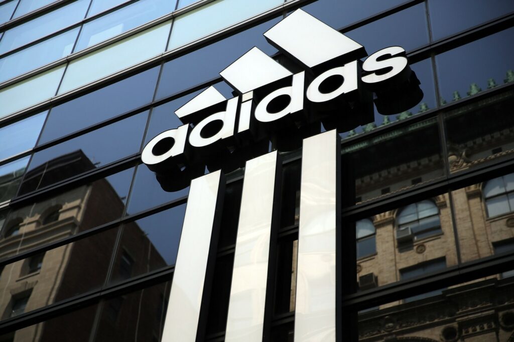 Adidas: Νέα προειδοποίηση για αύξηση τιμών στην αμερικανική αγορά λόγω δασμών