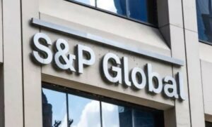 S&P Global: Οι ΗΠΑ και η Κίνα αντέχουν – προς το παρόν – τις πιέσεις των δασμών