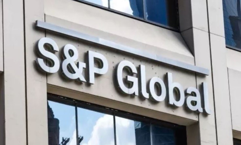 S&P Global: Οι ΗΠΑ και η Κίνα αντέχουν – προς το παρόν – τις πιέσεις των δασμών