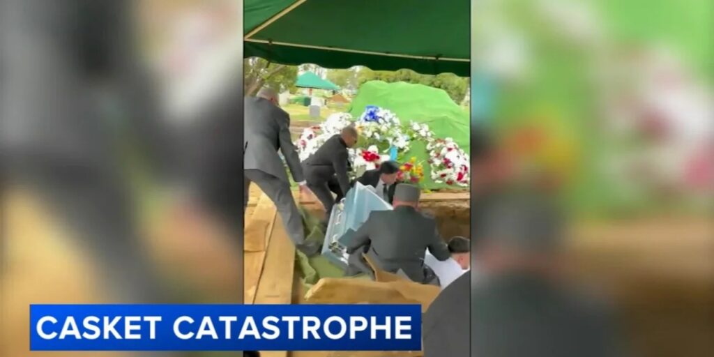 Χάος σε κηδεία: Κατέρρευσε η πλατφόρμα και μέλη της οικογένειας έπεσαν με το φέρετρο στον τάφο