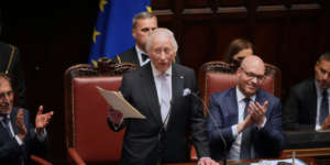 Δεν είναι δεδομένη η ειρήνη δήλωσε ο βασιλιάς Κάρολος από την Ιταλία