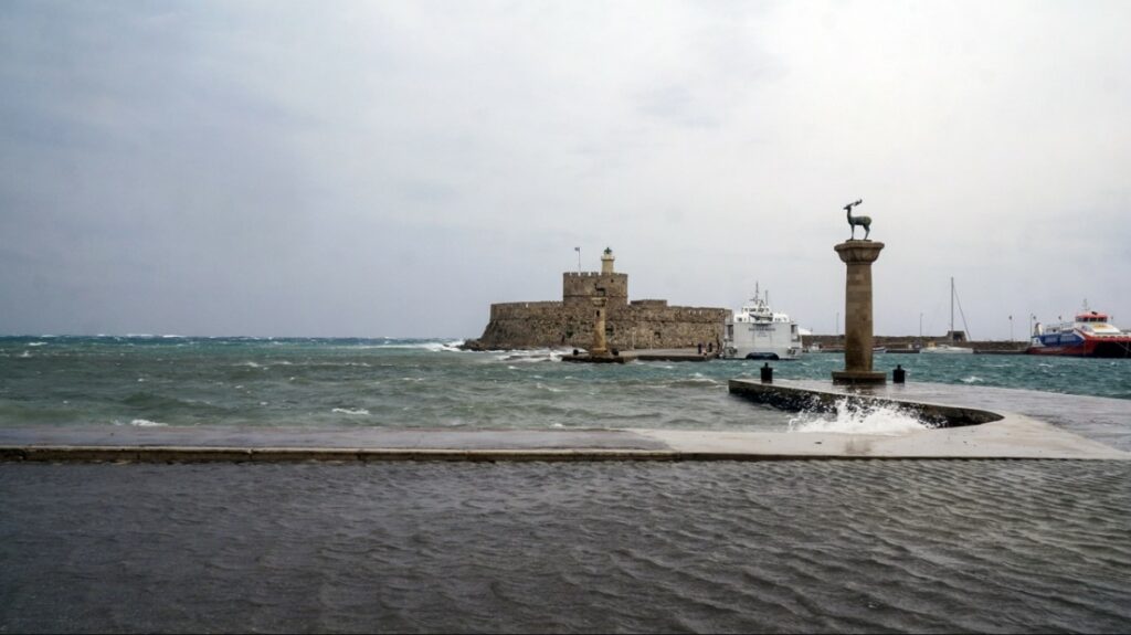 Καιρός: Πρωτομαγιά με βροχές σε Δωδεκάνησα και την Κρήτη - Πότε έρχονται 30άρια