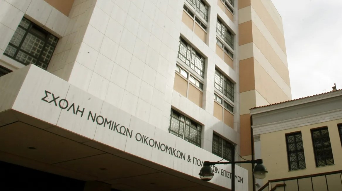 Νομική Αθηνών: «Τελειώσατε τώρα» φώναζαν οι κουκουλοφόροι που χτύπησαν με πυροσβεστήρα διδακτορικό φοιτητή σε εκδήλωση