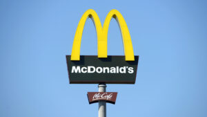 McDonald’s: Η υποχώρηση στις πωλήσεις εντείνει τη στρατηγική εκπτώσεω